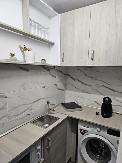 Chic Galati Apartment: Urban Escape Dış mekan fotoğraf